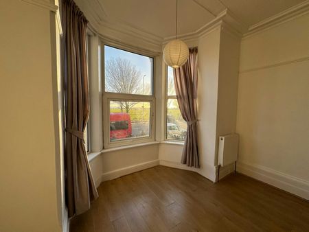 Flat to rent on - Photo 3