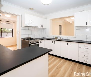 SPACIOUS & UPDATED FAMILY HOME IN PRIME CENTRAL LOCATION - Photo 2