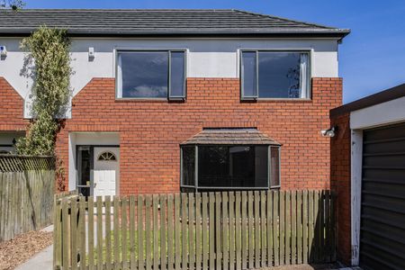 3 bedroom home in St Albans double garage - Photo 3