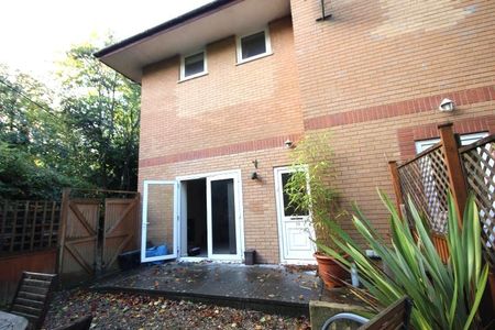 3 bedroom end of terrace house to rent - Photo 2