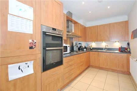 Four bedroom town house in a convenient location for the town centre. - Photo 2