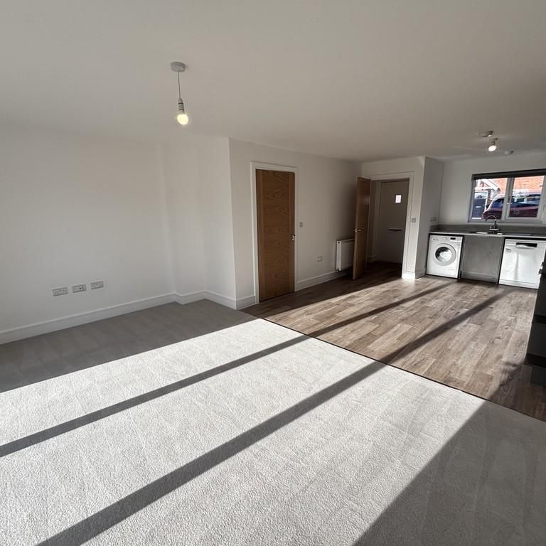 3 bedroom semi-detached house to rent - Photo 1