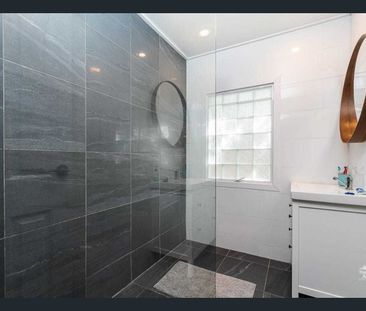 Modern Family Home with Pool in Prime Holland Park Location - Photo 6