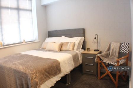1 bedroom in a house share to rent - Photo 2