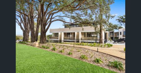 SOPHISTICATED. - Photo 2