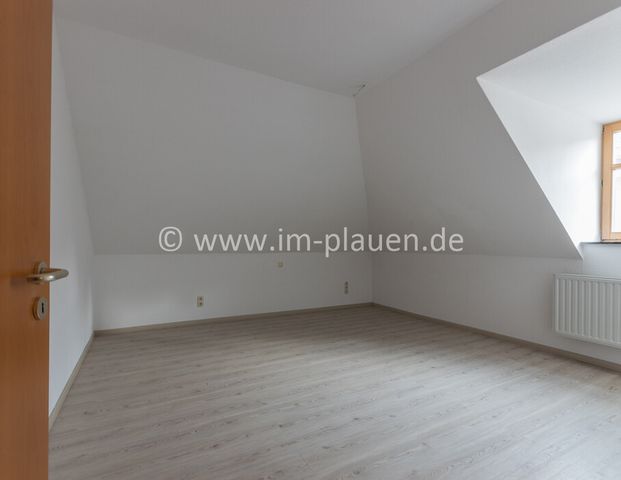 Renovierte 2-Zimmer-DG-Wohnung im Zentrum von Auerbach – Jetzt einziehen! - Photo 1