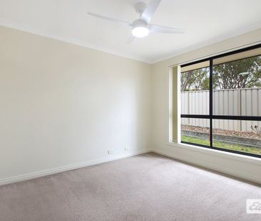 Spacious Townhouse in a Peaceful Cul-de-Sac - Photo 2