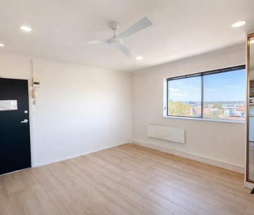 Clean and comfortable studio in St Kilda - Photo 1