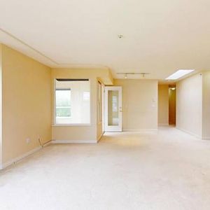 2 bedroom plus den condo in Kerrisdale, over 1000 sqft and 2 parkings - Photo 2