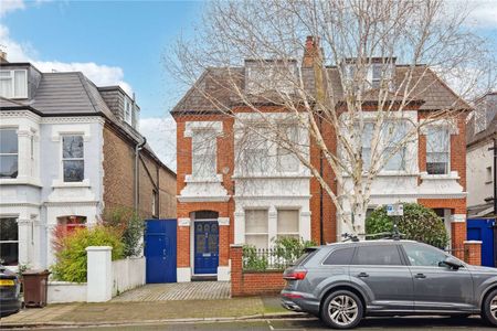 Well proportioned and immaculately presented family home with off-street parking - Photo 2