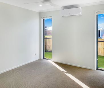 Modern 3 Bedroom Duplex with Private Yard - Photo 2