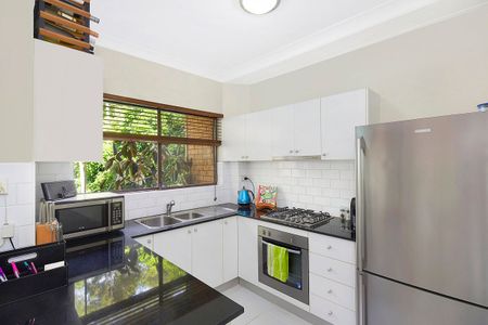 2 bedroom unit in convenient location - Photo 3