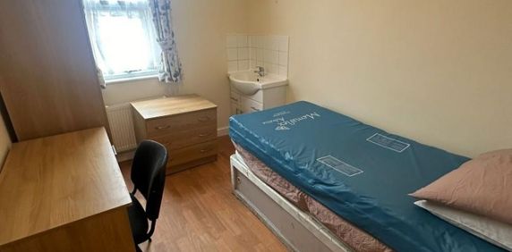 1 bedroom Flat To Let - Photo 2