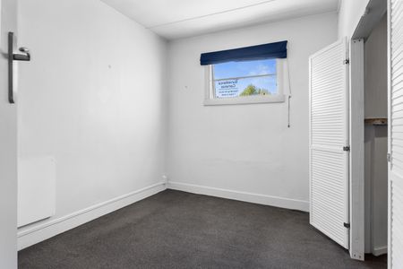 2-Bedroom Flat with 2 Off-street Carparks - Photo 4