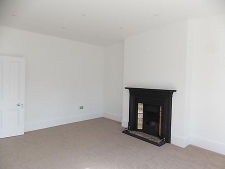3 bedroom flat to rent - Photo 3