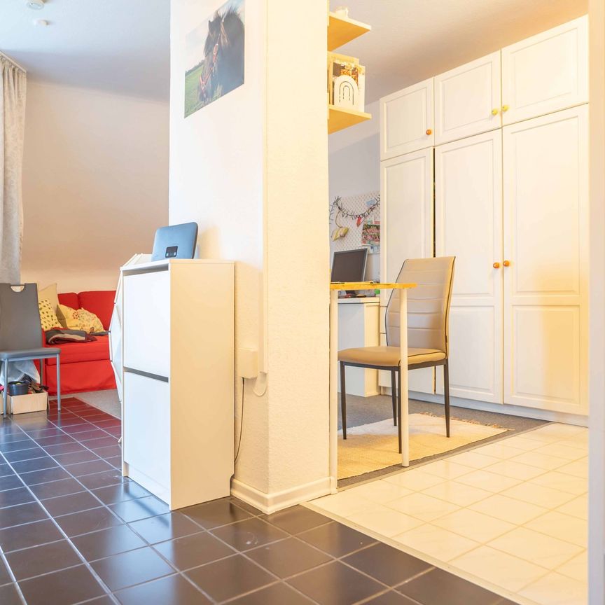 Direkt am Schmölderpark: Schickes DG-Appartement mit Einbauküche! - Photo 1