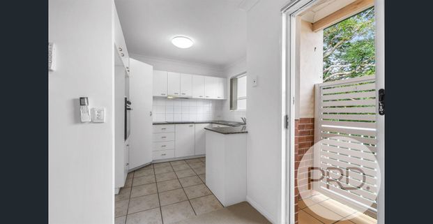 Spacious Top Floor 2 Bedroom Entertainer in a Great Location B/L - Photo 1