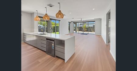 LARGE NEWLY RENOVATED FAMILY HOME IN HOPE ISLAND - Photo 5