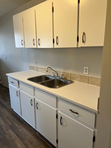 Spacious 2 Bedroom 1 Bath Apartment in the heart of Red Deer!! - Photo 5