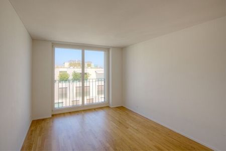 Living modern in an urban neighborhood with a large terrace and a view - Photo 4