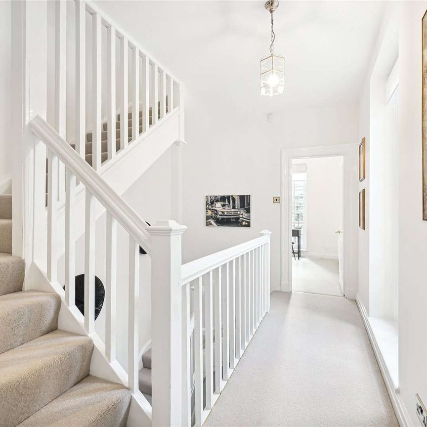 Exceptional five bedroom house which is immaculately presented having been fully refurbished and beautifully furnished. - Photo 1