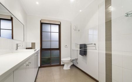 Spacious Family Home in a Prime Location - Photo 5