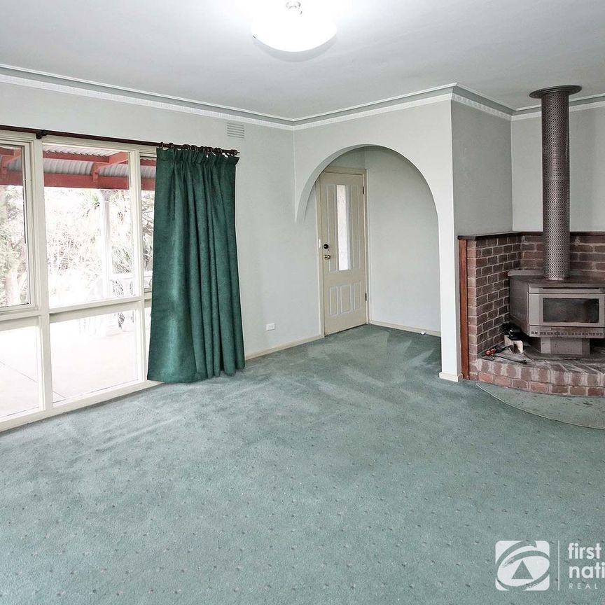 Spacious 4-Bedroom Home on 1 approx. Acre with Breathtaking Views - Photo 1