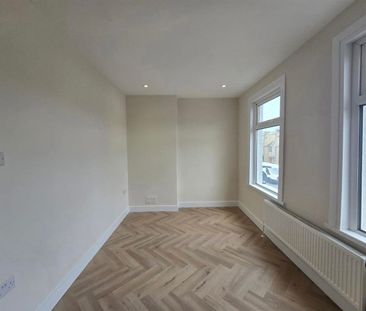 4 Bed Semi-Detached House, Mitcham Road, CR0 - Photo 6