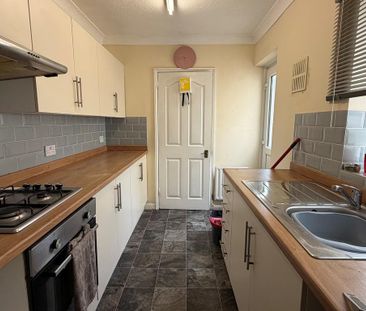 2 bedroom end of terrace house to rent - Photo 3