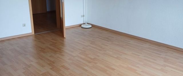 Schöne geräumige 2 Raum Dachgeschoss Wohnung mit Einbauküche ab sofrot zu vermieten - Photo 1