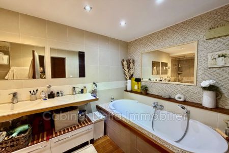 Location Appartement 2 pièces 80m² SANARY SUR MER 83110 - Photo 4