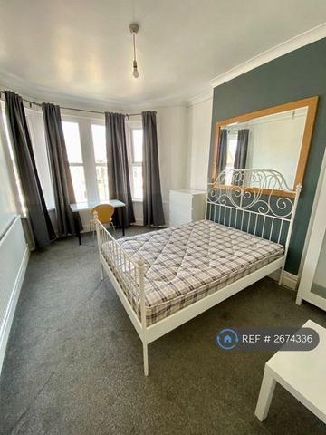 3 bedroom flat to rent - Photo 5