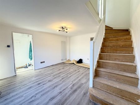 3 Bedroom House - End Terrace To Let - Photo 2