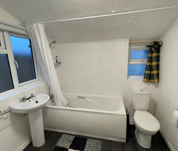 Three-bedroom terraced house with garden near city centre, Peterbor... - Photo 1