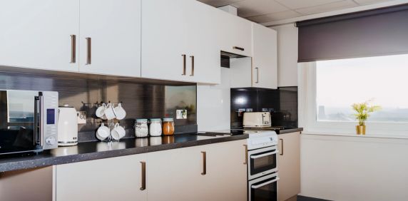 Large En Suite - Photo 2