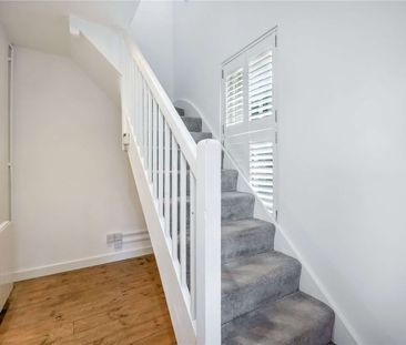 Superbly presented 3 bedroom house with garden and conservatory. - Photo 3