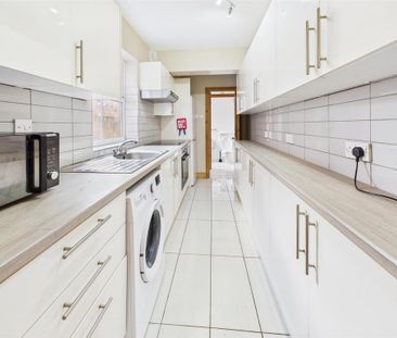 4 bedroom terraced house to rent - Photo 5