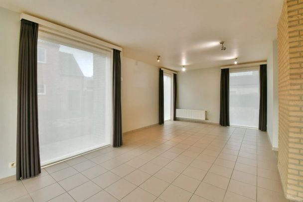 Halfopen gezinswoning met drie slaapkamers - Photo 1