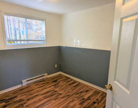 Cozy 3 Bedroom Home in Family Friendly Neighbourhood! - Photo 2