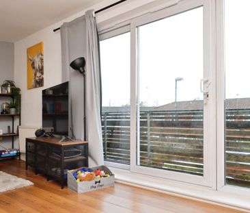 2 bedroom Flat To Let - Photo 1