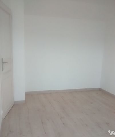 Maison mitoyenne de 59 m² comprenant séjour avec cuisine ouverte, 2 chambres, salle d'eau avec WC. - Photo 3