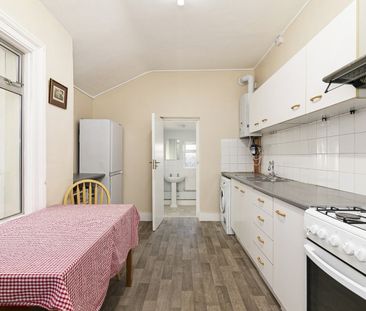 3 Bed Terraced House, Caulfield Road, E6 - Photo 6