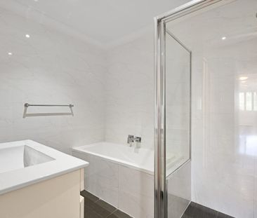 Modern two-bedroom apartment with elevated bay outlooks - Photo 6