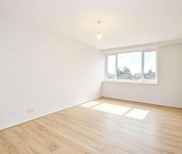 Pettits Lane North, Romford, RM1 - Photo 1