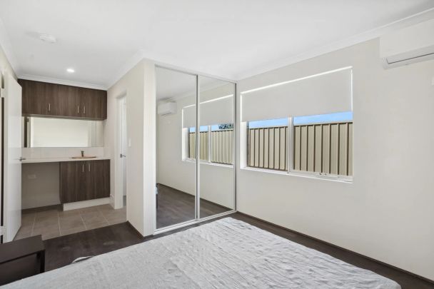 Brand new furnished, ensuite room! - Photo 1