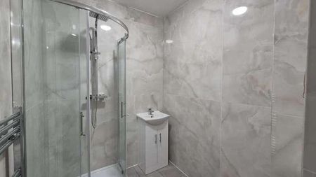 High Street, Cranford, TW5 - Photo 4