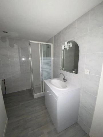 A VILLENEUVE SUR LOT T2 BIS AVEC JARDIN ET PARKING PRIVATIF - Photo 3