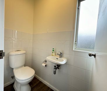 Epsom great location - Photo 6