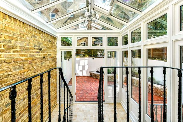 This is a beautifully presented 5 bedroom house in a prime Chelsea location. The property has a west facing garden and is ideally located moments from the Kings Road. - Photo 1