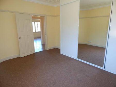 BEAUTIFULLY PRESENTED HOME - Photo 2